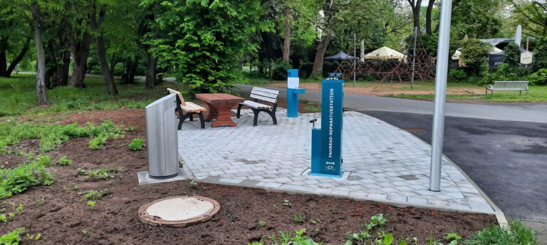 Freitag, 12.05. 2023, Einweihung einer Fahrrad-Servicestation im Stadtpark Zirndorf